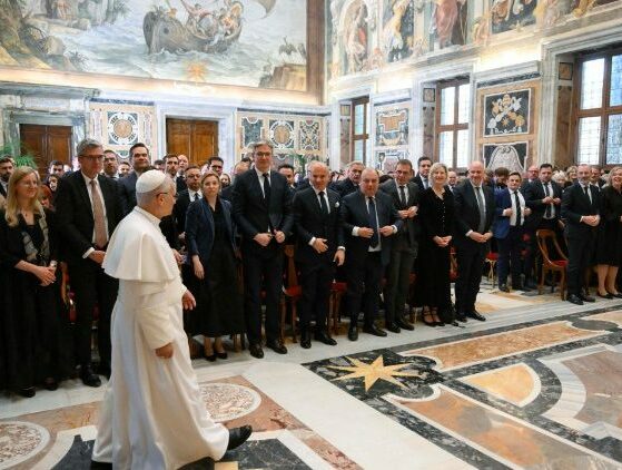 Papa: políticos recuperem contato com o povo, antídoto contra populismos