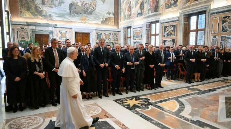 Papa: políticos recuperem contato com o povo, antídoto contra populismos