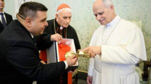 Cardeal Simoni dá ao Papa relíquia de mártires albaneses