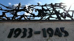 Papa recorda o aniversário da libertação do campo nazista alemão de Dachau