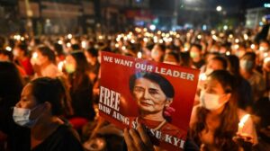 Aung San Suu Kyi transferida para prisão domiciliar