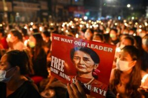 Aung San Suu Kyi transferida para prisão domiciliar