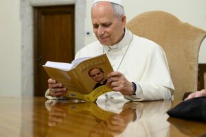 Papa Leão XIV recebe primeiro exemplar de “Livres sob a Graça”