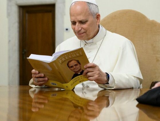 Papa Leão XIV recebe primeiro exemplar de “Livres sob a Graça”