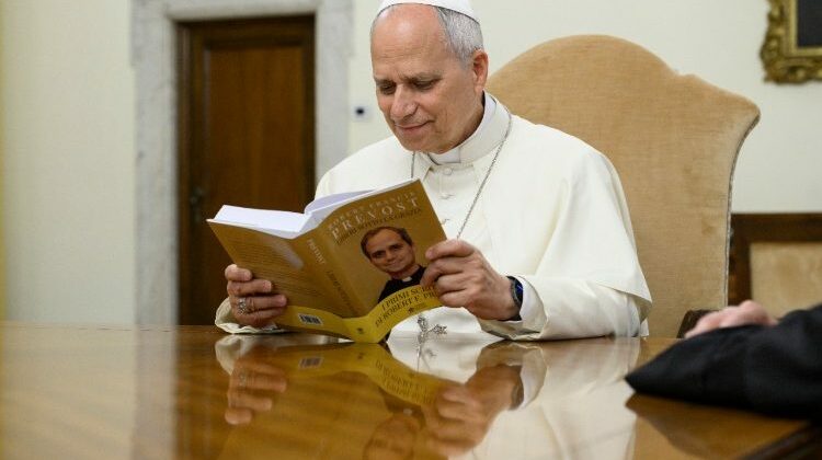 Papa Leão XIV recebe primeiro exemplar de “Livres sob a Graça”