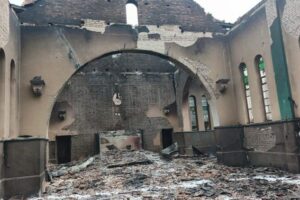 “Deus não é de ódio”: Dom Inácio Saúre reage à destruição de missão católica em Cabo Delgado
