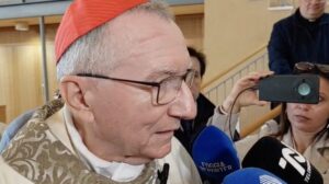 Card. Parolin: o Papa segue seu caminho e prega a paz