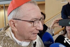 Card. Parolin: o Papa segue seu caminho e prega a paz