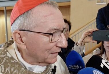 Card. Parolin: o Papa segue seu caminho e prega a paz