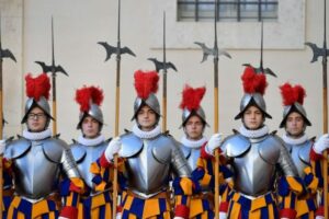 O uniforme da Guarda Suíça que une a memória histórica à prática quotidiana