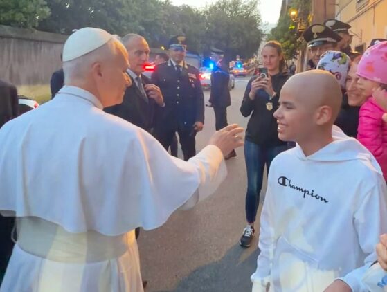 O abraço entre o Papa e Ignacio em Castel Gandolfo: “eu disse a ele que estou curado”