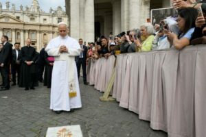 O Papa reza no local do atentado a João Paulo II, 45 anos atrás