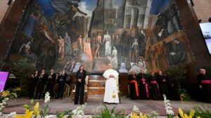 Papa aos universitários: sejam artesãos de paz, o rearmamento enriquece as elites