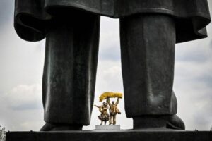 O retorno dos jovens russos ao comunismo, em meio à guerra e à crise econômica