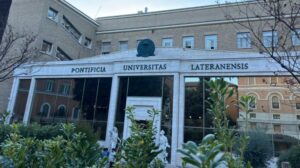 Universidade Lateranense, 37 bolsas de estudo para estudantes leigos