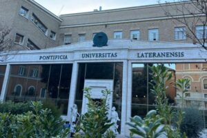 Universidade Lateranense, 37 bolsas de estudo para estudantes leigos