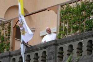 O Papa e o abraço aos fiéis em Castel Gandolfo, entre cantos e orações