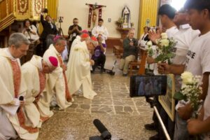 Peru, cardeais e bispos se ajoelham diante de camponeses vítimas do Sodalício: “Perdão”