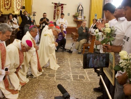 Peru, cardeais e bispos se ajoelham diante de camponeses vítimas do Sodalício: “Perdão”