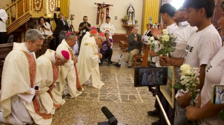 Peru, cardeais e bispos se ajoelham diante de camponeses vítimas do Sodalício: “Perdão”