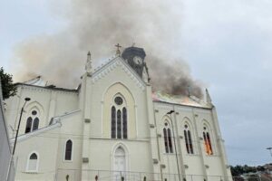 Igreja centenária na serra gaúcha é destruída por incêndio