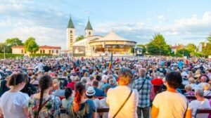Medjugorje reza o Rosário com o Papa : “A verdadeira paz vem somente de Deus”