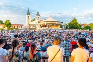 Medjugorje reza o Rosário com o Papa : “A verdadeira paz vem somente de Deus”