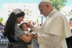 Papa encontra pessoas em situação de rua em Madri: a caridade não pode esperar