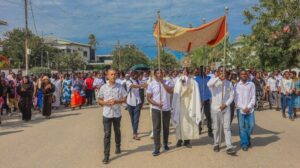 Comoção de fiéis com a morte de dom Osório marca a procissão de Corpus Christi na Beira