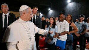 Papa visita prisão de Barcelona: os erros da vida não determinam quem somos
