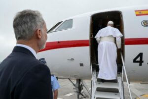 Após problema técnico, Leão XIV retorna a Roma em aeronave cedida pelo rei Felipe VI