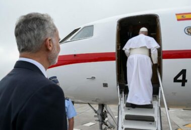 Após problema técnico, Leão XIV retorna a Roma em aeronave cedida pelo rei Felipe VI