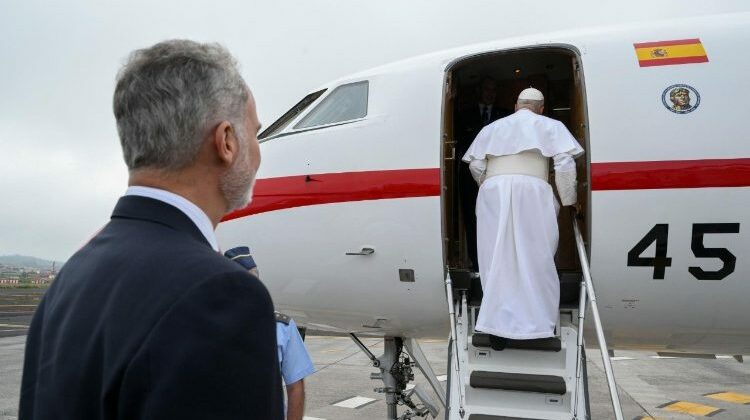 Após problema técnico, Leão XIV retorna a Roma em aeronave cedida pelo rei Felipe VI