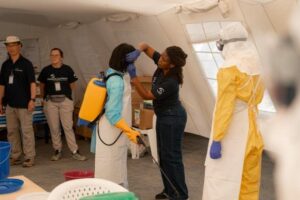 Médicos em greve na RDC: a OMS declara alerta máximo do Ebola