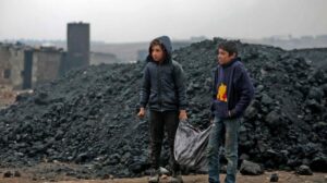Pobreza, guerra e exploração: milhões de crianças continuam a trabalhar