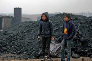 Pobreza, guerra e exploração: milhões de crianças continuam a trabalhar