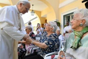 Leão XIV: retomem o bom hábito de visitar os idosos