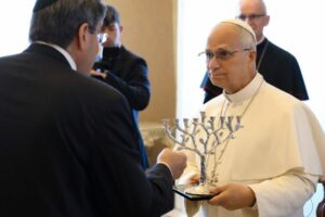 Papa à organização de apoio a judeus: junto com a Igreja, combater o antissemitismo