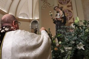 Festa de Santo Antônio em Bento Gonçalves atrai multidão