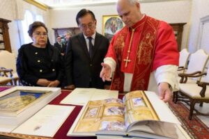 Leão XIV recebe presidente do Peru