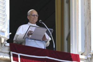 O Papa: hostilidade e perseguição a muitos cristãos, responder ao ódio com amor
