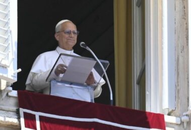 O Papa: hostilidade e perseguição a muitos cristãos, responder ao ódio com amor