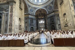 Missa na Basílica de São Pedro com 800 padres: levar o Evangelho ao mundo