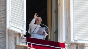 Papa: obcecados por ter e possuir, Jesus nos convida a abraçar a Cruz