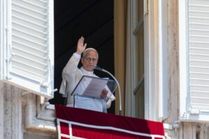 Papa: obcecados por ter e possuir, Jesus nos convida a abraçar a Cruz