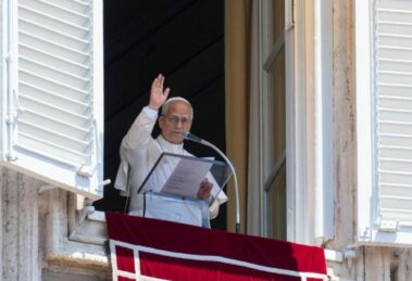 Papa: obcecados por ter e possuir, Jesus nos convida a abraçar a Cruz