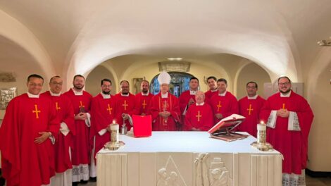 Dom José Roberto Fortes Palau preside a Santa Missa no Vaticano