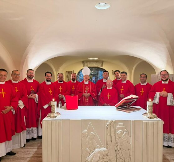 Dom José Roberto Fortes Palau preside a Santa Missa no Vaticano