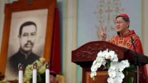 Tagle: a pobreza honesta vence a riqueza corrupta; não se deve confiar na guerra
