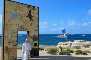 Papa leva esperança à Lampedusa e visita monumento em homenagem a migrantes